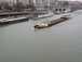  péniche transportant des matériaux